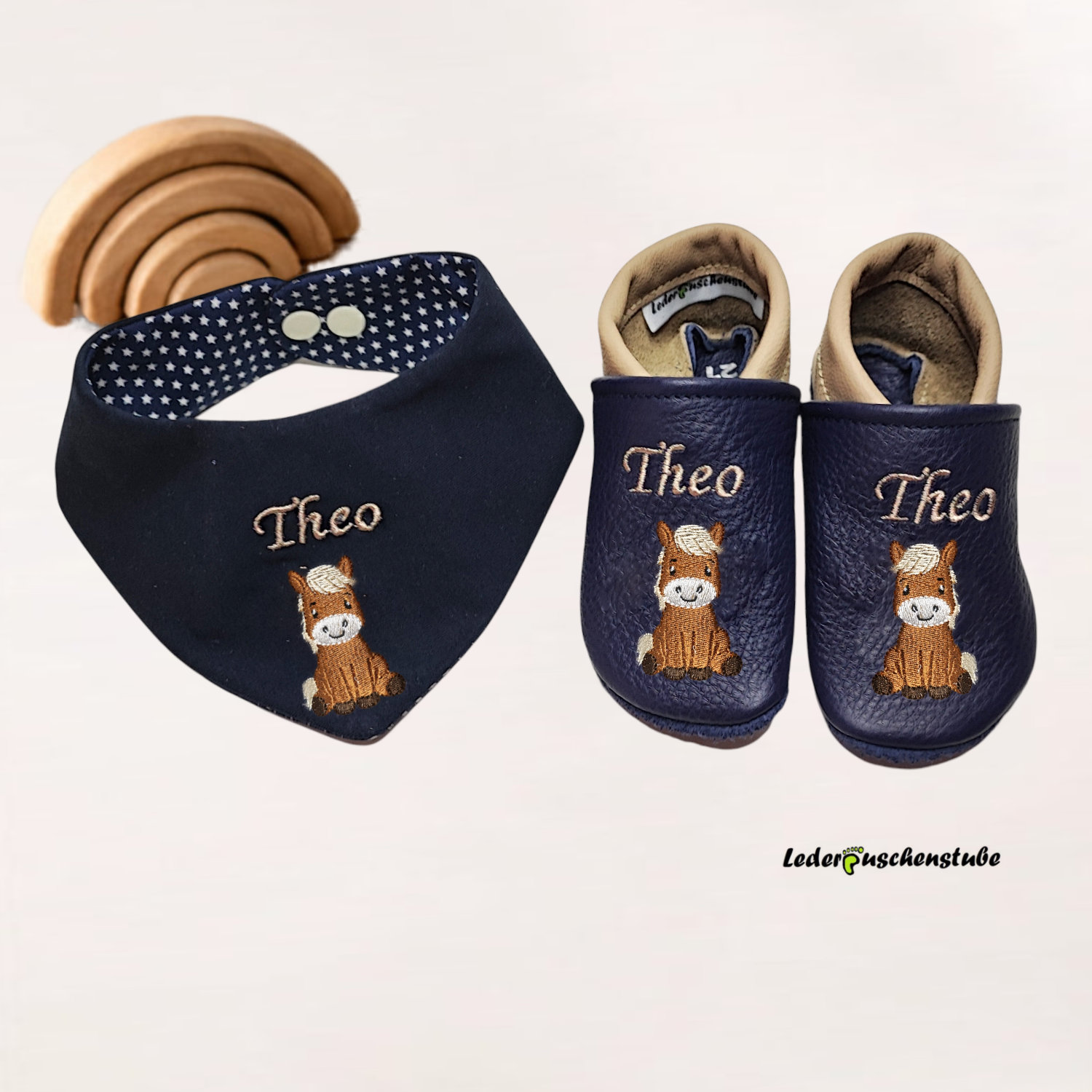 Design-Beispiel Set Lederpuschen Wende Halstuch mit Namen beige und Pony Ida