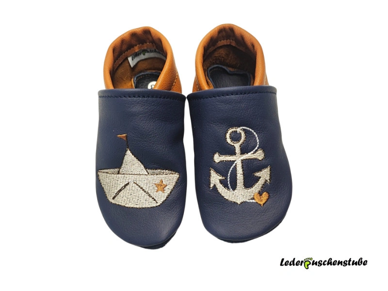 Maritime Lederpuschen mit Anker-Motiv
