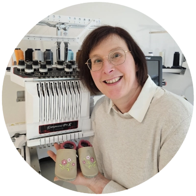 Marion Hermbusche von der Lederpuschenstube mit handgefertigten Lederpuschen an ihrer Stickmaschine