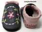 Preview: Lederpuschen in anthrazit-rosa mit Stickerei Blumenrahmen altrosa-rosa- hellgrün-creme-grau, Namen 1mal Ferse altrosa