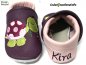Preview: Lederpuschen pflaume-rosa mit Stickerei Schildi Blume rosa-bordeaux-hellgrün und Namen linke Ferse pflaume