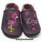 Preview: :Lederpuschen pflaume-altrosa, links Namen orchidee Schrift 3 und 3 kleine Sterne pink, rechts Flamingo Stickgedöns