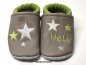 Preview: Lederpuschen steingrau-hellgrün mit  Namen hellgrün mit 3 unterschiedliche Sterne links und rechts 3 unterschiedliche Sterne weiß hellgrün grau Lederpuschenstube