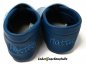 Preview: Lederpuschen babyblau-azur mit Namen beiderseits Ferse lichtblau sowie IndiBär und Federn bunt