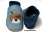 Preview: Lederpuschen babyblau-azur mit Namen beiderseits Ferse lichtblau sowie IndiBär und Federn bunt