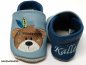 Preview: Lederpuschen babyblau-azur mit Namen linke Ferse babyblau sowie IndiBär und Federn bunt