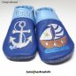 Preview: Lederpuschen jeansblau-hellblau mit Namen rechts Spann, Spannband hellblau, rechts Anker mit Herz hellblau, links Boot die krabbel krabbe