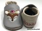 Preview: Lederpuschen grau-creme mit Namen beiderseits Ferse altrosa und Stickerei Boho Reh (braun-creme, Blumen altrosa-bordeauxe-rosa-hellgrün) Die Krabbel Krabbe