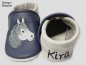 Preview: Lederpuschen dunkelblau-grau mit Namen linke Ferse dunkelblau und beiderseits Stickerei Pferd Suse weiß-anthrazit