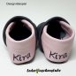 Preview: Lederpuschen-mit-Namen-beiderseits-Ferse-und-Stickerei-Schmetterling-rosa-creme-Lederpuschenstube.jpg