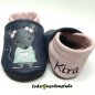 Preview: Lederpuschen/Krabbelschuh in dunkelblau-rosa, Namen linke Ferse dunkelblau und Stickerei Maus Mädchen (Schleife rosa, Kleid mint)
