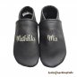 Preview: Lederpuschen personalisiert Geschenk zur Geburt – Babyschuhe anthrazit mit beiderseits Namen mittig (creme)