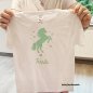Preview: Gefertigt auf einen weißen Kinder T Shirt mit Bügelbild Pferd Sterne mint