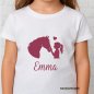 Preview: Design-Beispiel auf einem weißen Kinder T-Shirt mit Bügelbild Pferdekopf Mädchen und Name in bordeaux