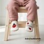 Preview: Krabbelschuhe creme-cappuccino, rechts Marienkäfer rot und links mittig Namen cappuccino mit 2 kleinen Marienkäfern Designbeispiel durch KI