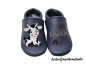 Preview: Personalisierte Krabbelschuhe in dunkelblau mit Namen (cappuccino), süßem Kuh-Motiv und gestickten Hufabdrücken (dunkelbraun) von Lederpuschenstube.