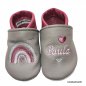 Preview: Lederpuschen steingrau-altrosa mit Stickerei Regenbogen grau-altrosa-rosa-grau herz rosa rechts und links Namen rosa mit Herzen altrosa-grau