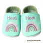 Preview: Krabbelschuhe Baby personalisiert – Lederpuschen in mint-pistazie, beiderseits Namen am Spann orchidee und beiderseits Regenbogen (rosa-orchidee-cappucino-pistazie) Herz (orchidee)