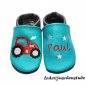 Preview: Lederpuschen Baby mit Namen – Krabbelschuhe türkis-anthrazit für Babys und Kinder in türkis-anthrazit, mit rechts Traktor (rot-grau-schwarz--grau-anthrazit-weiß), links Name (rot) mit 3 Sterne (grau)