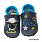 Preview: Krabbelschuhe in dunkelblau-lichtblau, mit rechts Walliser Schwarznasenschaf und links Namen (lichtblau) Sterne (hellgrün-weiß-cappuccino)