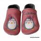 Preview: Krabbelschuhe altrosa-anthrazit, links am Spann den Namen anthrazit und beiderseits Stickerei Pingu Federn (flieder-orchidee)