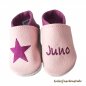 Preview: Krabbelschuhe rosa-flieder, rechts Stern flieder und links Name mittig flieder