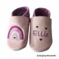 Preview: Krabbelschuhe rosa-flieder mit Namen ochridee 3 Herzen flieder links und rechts Regenbogen flieder-orchidee-rosa-grau Herz flieder