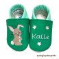 Preview: Krabbelschuhe mittelgrün-mint, rechts Hase (cappuccino) und links Namen rosa mit 3 kleinen Blumen rosa-weiß