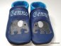 Preview: Lederpuschen jeansblau-lichtblau, Namen beiderseits hellblau und Stickerei Elefant lederpuschenstube