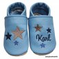 Preview: Krabbelschuhe in hellblau, rechts 3 unterschiedliche Sterne (beig-dunkelblau-jeansblau) und links Namen mittig (dunkelblau) und 3 unterschiedliche Sterne (beige-dunkelblau-jeansblau)