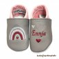 Preview: Krabbelschuhe Baby personalisiert – Krabbelschuhe steingrau-rosa, mit Regenbogen grau-rosa-burgunder-grau, Herz burgunder rechts und links Namen burgunder, Herzen grau-rosa-burgunder