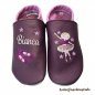 Preview: Lederpuschen pflaume-orchidee, mit Namen weiß, Balettschuhe flieder Sterne orchidee rechts sowie links Tänzerin (creme-hautfarbe-flieder-weiß-mauve nude-weiß-hautfarbe-flieder Sterne orchidee