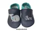 Preview: Babyschuhe Leder mit Namen – Lederpuschen dunkelblau-türkis, rechts Wal mit Stern grau-anthrazit-schwarz-türkis, links Namen weiß