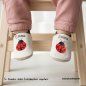 Preview: Lederpuschen creme-cappuccino, mit beiderseits Namen cappuccino am Spann und beiderseits Marienkäfer rot