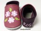 Preview: Lederpuschen altrosa-pflaume linke Ferse Namen rosa und Blumen rosa-weiß Blätter hellgrün