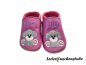 Preview: Lederpuschen flieder-pink mit Namen beiderseits am Spann (lila) und beiderseits Stickerei Hund