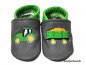 Preview: Lederpuschen anthrazit-mittelgrün mit Namen linke Ferse anthrazit und Stickerei Traktor-Anhängerladung mittelgrün-gelb-maisgelb