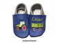 Preview: Krabbelschuhe Baby mit Namen – Lederpuschen jeansblau-steingrau mit Namen hellgrün linker Spann, Traktor Anhänger hellgrün-rot