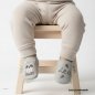 Preview: Getragene Lauflernschuhe personalisiert – Handgemachte Lederpuschen an Babyfüssen mit Stickerei Waschbär Tapsi ((KI-generiertes Bild))