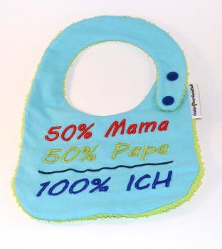 Lätzchen Jersey (helltürkis) mit Text 50 % Mama (rot), 50% Papa (hellgrün) = 100% Ich (enzian), Rückseite Frottee (hellgrün), Druckknopf (dunkelblau)