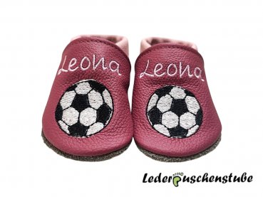 Lederpuschen altrosa-rosa mit Fussball (weiss-schwarz) gestickt und beiderseits am Spann den Namen (rosa)