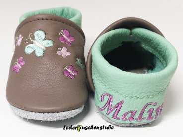 Lederpuschen in steingrau-mint mit Namen links Ferse steingrau und Stickerei 9 Schmetterlinge (mint-orchidee-rosa-creme)