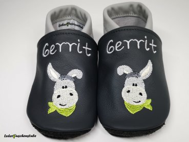 Lederpuschen anthrazit-grau mit beiderseits Stickerei Esel Tuch (hellgrün) und beiderseits Namen am Spann (grau)
