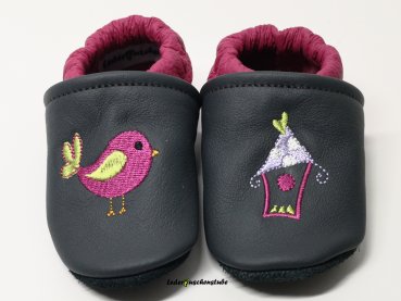 Lederpuschen anthrazit-pink, rechts Vogel (pink,helgrün,orange) von Rock Queen, links  Vogelhaus (pink, hellgrün, lila hell, weiß) von Tanja macht Geschenke