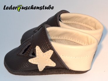 Lederpuschen Sandale mit seitlich Spann kleiner Stern aus Leder