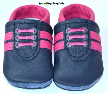Lederpuschen-als-Turnschuh-dunkelblau-pink-Streifen-pink-Schnürsenkel-gestickt-pink-anthrazit