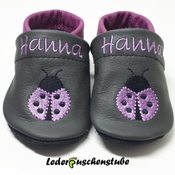 Lederpuschen-anthrazit-helllila-mit-beiderseits-Marienkäfer-gestickt-helllila-schwarz-und-beiderseits-am-Spann-den-Namen-helllila