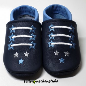 Lederpuschen-dunkelblau-hellblau-Sport-Sterne-hellblau-weiß-grau-hellblau-Die-Krabbe-Krabbe-beiderseits.jpg