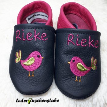 Lederpuschen dunkelblau-pink, beiderseits Vogel (pink,helgrün,orange) von Rock Queen, beiderseits am Spann den Namen (pink)