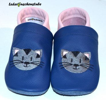 Lederpuschen-jeansblau-rosa-mit-beiderseits-Katze-Himbeerdesign